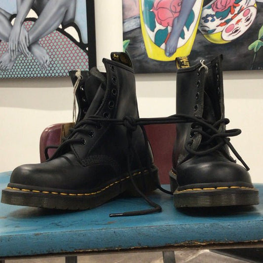 1460 -Doc Martens - Black Boot - Yellow Stiching - 90's - nedsmelrose